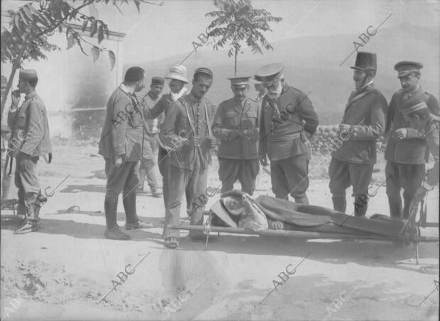 El general Cabanellas Interrogando A un herido