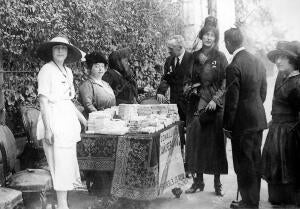 Sus Altezas los Infantes D. Carlos (1) y doña Luisa (2) Visitando las Mesas en...