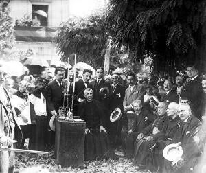 El obispo de Lugo (1), en la colocación de la primera piedra del asilo de...