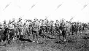 Soldados del tercio extranjero en un descanso durante su marcha al Atalayon