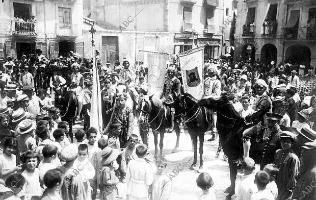 Los Festejos cabalgata que Recorrio las Calles Anunciando la Llegada de la santa...