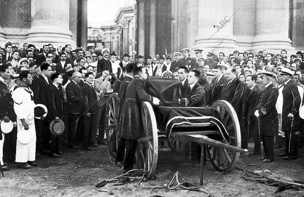 Entierro de un Heroe Llegada al Panteon de Marinos Ilustres del Cadaver del...