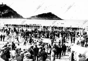 La playa de la Concha A la hora del Baño