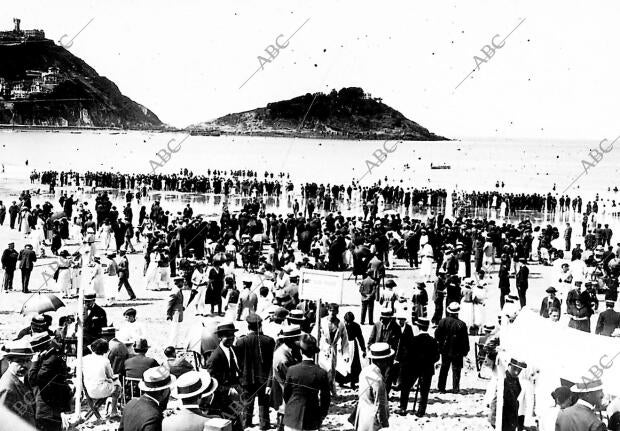 La playa de la Concha A la hora del Baño