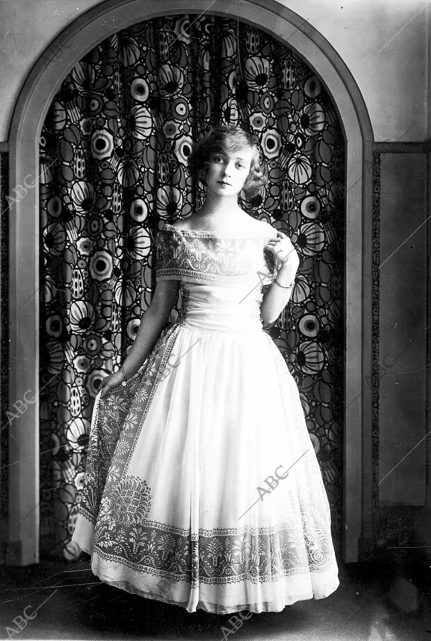 Vestido de muselina Blanca con cenefa estampa en Diversos Colores - modelo...  - Archivo ABC