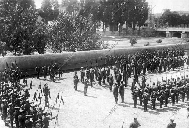 ceremonia Solemneentrega de las Banderas A los Regimientos de infantería de la...