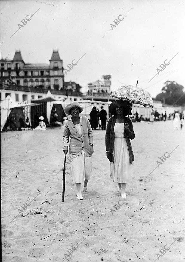 Santander las Señoritas de Breñosa y Richi Paseando por la Playa