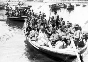 En el puerto salida de los Lanchones que Condujeron Soldados para la Restinga