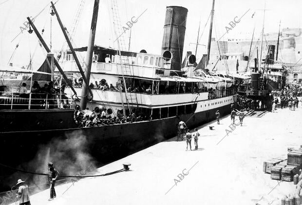 Llegada de Refuerzos aspecto del muelle al atracar los Vapores Ultimamente...