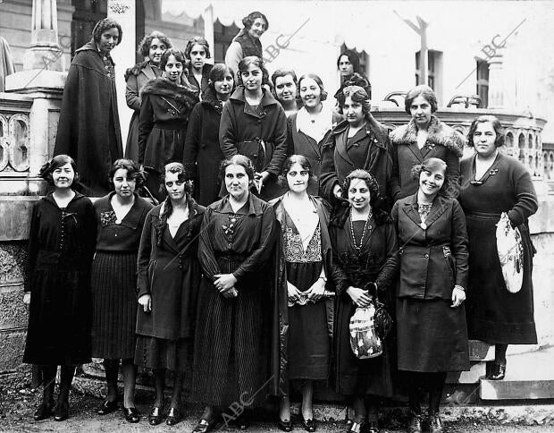 Distinguidas Señoritas de la Colonia Veraniega en la fiesta de la bandera...