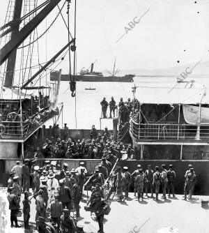 Llegada de Refuerzos aspecto del muelle durante el desembarco de los Soldados de...