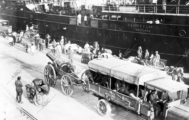 Llegada de Refuerzos desfile por el muelle de las Baterias de Obuses y Cañones...