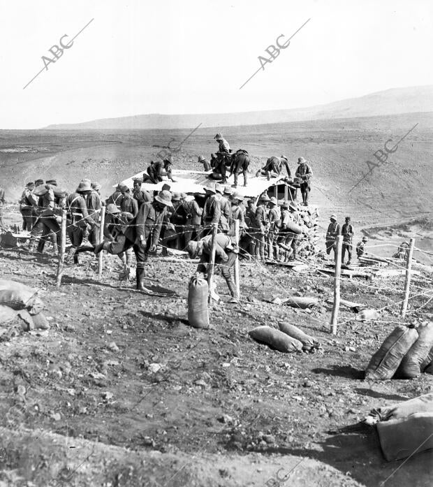 Soldados de ingenieros construyendo un blocao en la carretera de Meilla al zoco...