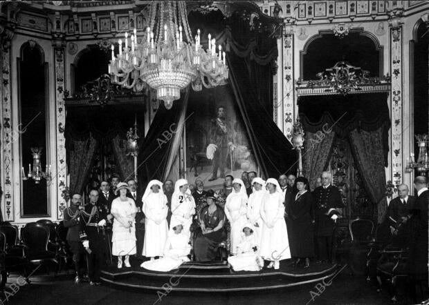 Su alteza real la Infanta doña Luisa (1) Presidiendo la imposición de Brazaletes...