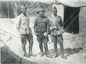 Francisco Franco (izquierda), recientemente nombrado comandante, junto al...