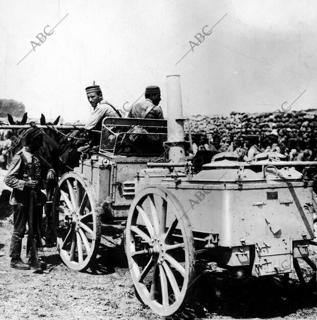 Del convoy una de las Cocinas de campaña Instaladas en los Campamentos para...
