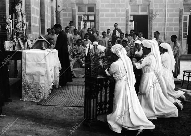 En el hospital de la Cruz Roja, la Duquesa de la Victoria, con las damas...