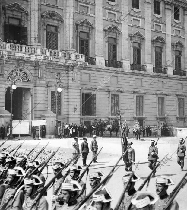 Su majestad el Rey (X), Presenciando el desfile de las Fuerzas de la Benemérita...