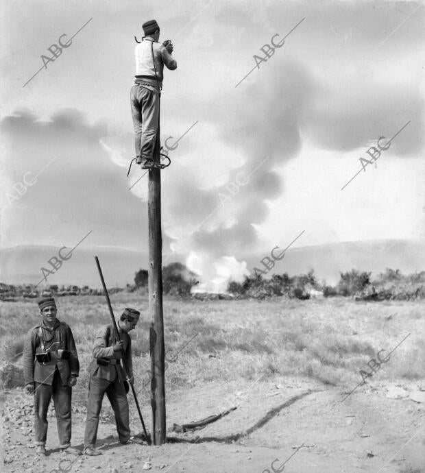 Siguiendo el avance Soldados de Ingenieros Telegrafistas que Acompañan A las...