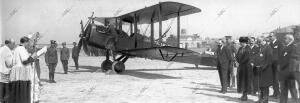 En el Aerodromo de cuatro Vientos el ministro de la Guerra (1) y su Esposa (2)...