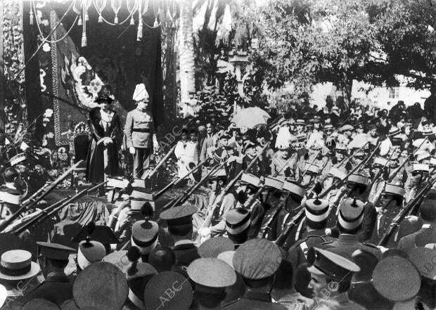 Sus Altezas los Infantes don Carlos y doña Luisa Presenciando el Desfile, por la...