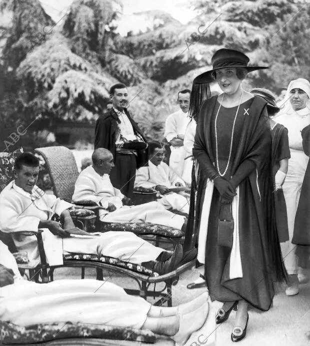 Su majestad la Reina (X), durante la visita que Hizo A los Heridos de África