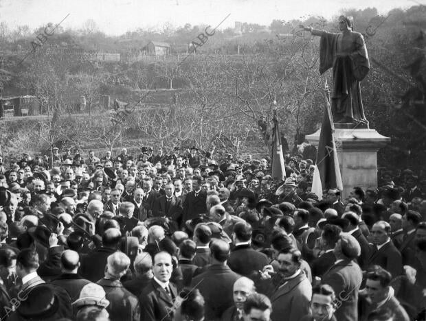 Inauguración del monumento al Dante, regalo de la Colonia Italiana, con...