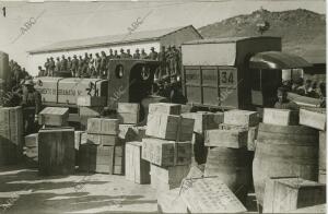 Los soldadosviendo los automoviles tanques de agua, atribulancias de sanidad,...