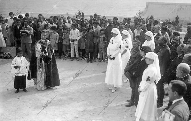 Su alteza la Infanta doña Luisa (1), con la duquesa de la Victoria (2),...