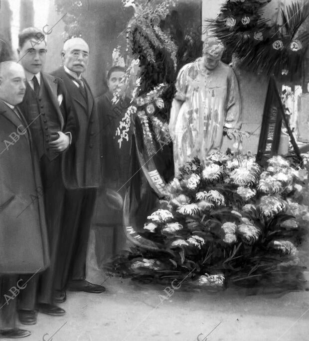 La sepultura del insigne periodista D. Miguel Moya Fue ayer Visitadísima y...