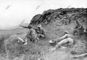 Ametralladoras del tercio de Voluntarios, Disparando contra el enemigo en el...