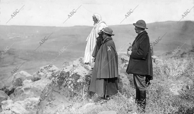 El general Cavalcanti (X), con su jefe de estado mayor y el moro Mizian el...