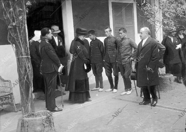 Su majestad doña María Cristina (X), Conversando con los Soldados Heridos que...