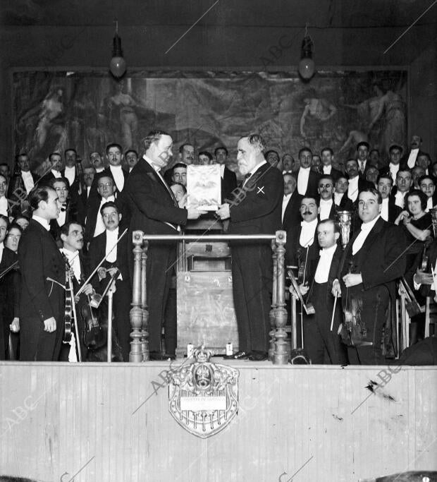 El insigne maestro compositor D. Tomás Bretón (X), Recibiendo de Manos del...