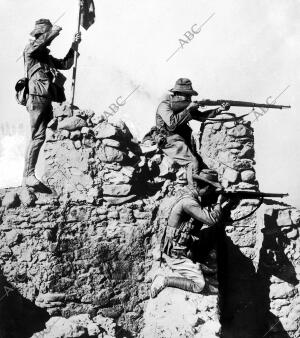 Voluntarios del tercio Persiguiendo al enemigo con sus Disparos desde la...