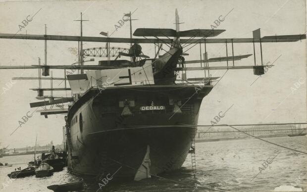 El portahidroaviones Dédalo con tres hidroaviones "Felixtowe F-3" sobre su popa