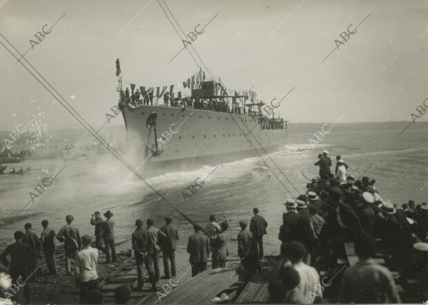 Botadura del crucero de la Armada Española «Blas de Lezo» en los astilleros de...