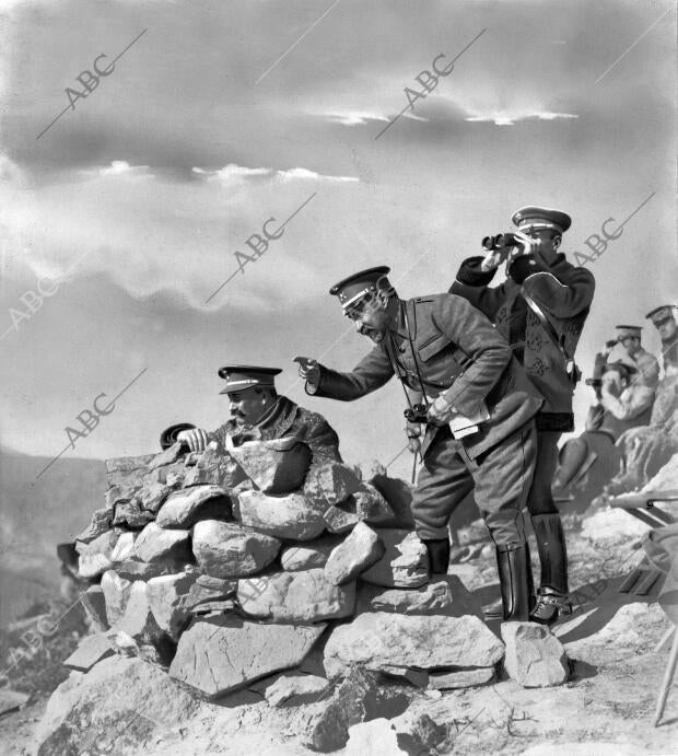 El comisario Superior, general Berenguer (X), Observando al enemigo desde una de...