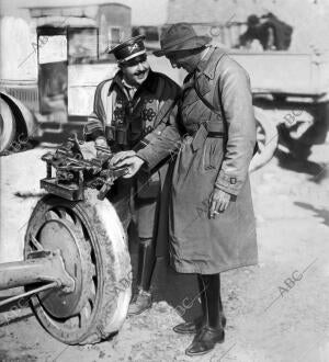 El infante D. Raniero (X) examinando una máquina de escribir Abandonada por los...