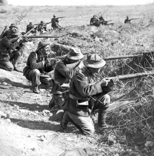 Una patrulla del regimiento de Segovia tiroteándo al enemigo