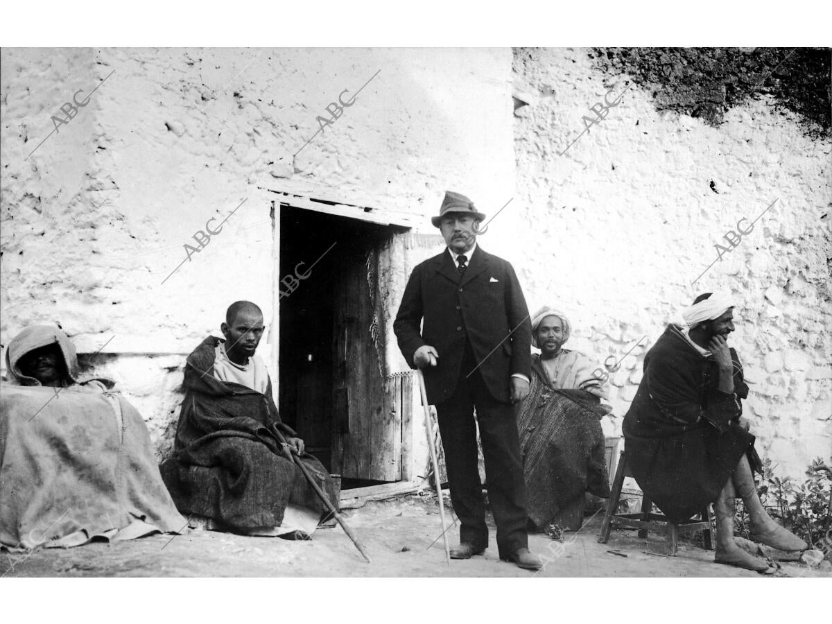 D. Torcuato Luca de tena y Álvarez de Osorio Visitó Marruecos en Avión