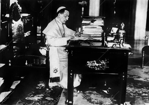Ciudad del Vaticano, 1922 (Ca.). El papa Benedicto XV en su despacho