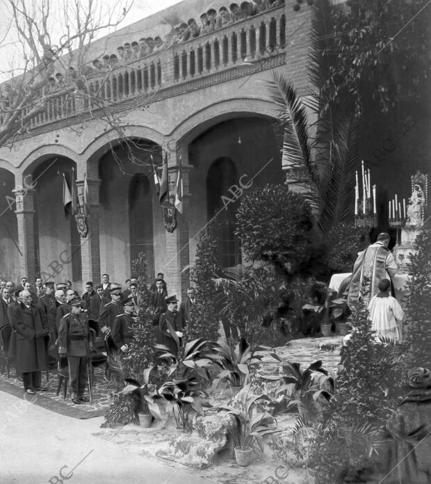 Misa de campaña Celebrada en el patio con motivo de la revista del Somaten del...