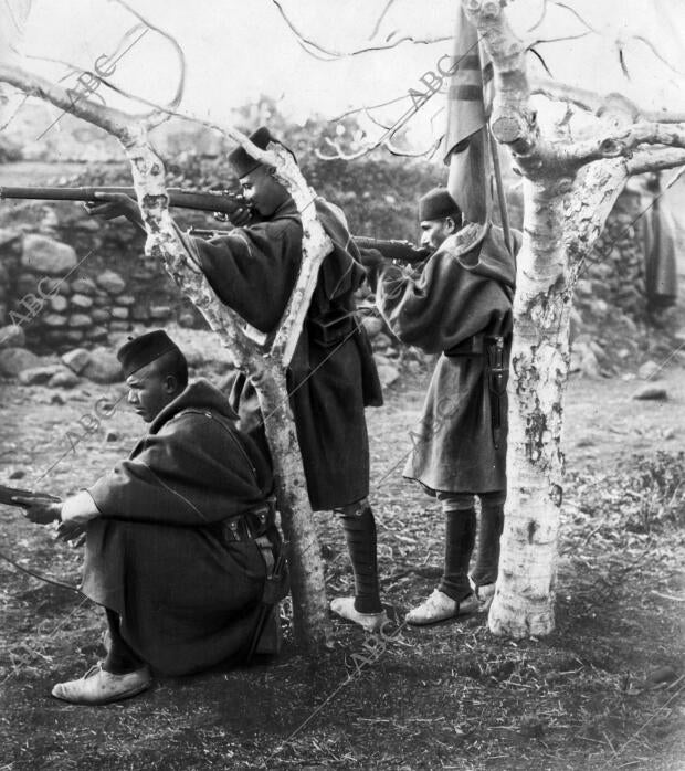 Soldados de infantería de Regulares Tiroteando al enemigo