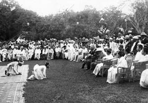 El Saludos de los Bailarines al Príncipe (X), durante Una "Garden-Party"...