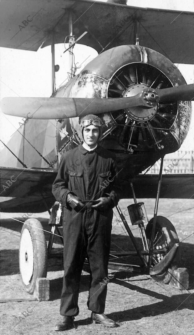 El capitán aviador D. Francisco Ciladini, que ha fallecido en el aeródromo de...