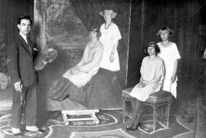 Ss.Aa.Rr. las Infantas doña Beatriz y doña Cristina durante una Sesion con el...