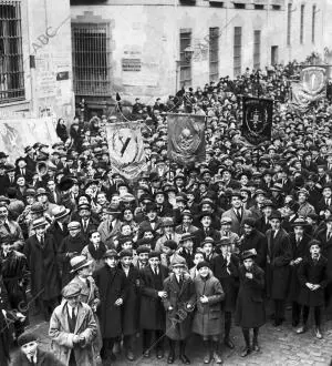 Manifestación de ayer al salir de la Universidad para llevar al ministro de...