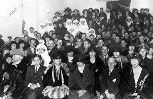 La familia Real (en primer Término) con las Damas Enfermeras y Soldados Heridos...