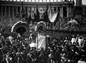 En la Plaza de San Pedro, su Santidad Pío XI, en su primera salida del Vaticano